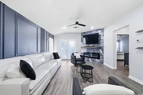 4 bed, 1695 sqft, $1,950 — Photo 2
