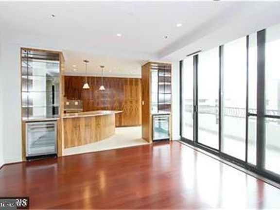 5th image of 1300 Crystal Dr #Penthouse 1s