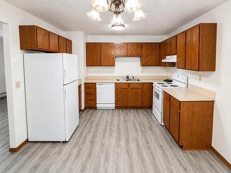 1504 Shannon Dr NE — Photo 1
