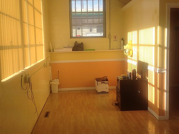 4th image of 123 E. Main St.