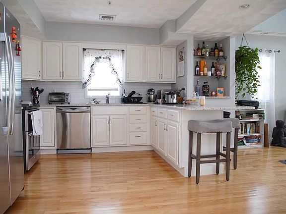 4th image of 260 Salem St APT 4