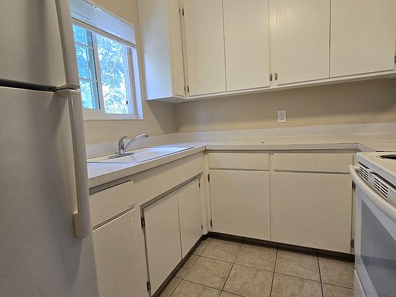 4th image of 809 Malone Rd #8