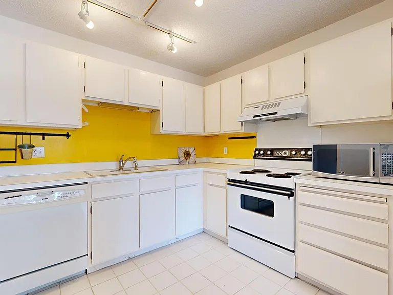 210 W Grant St #204 — Photo 5