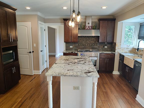 3rd image of 709 Stratford Dr
