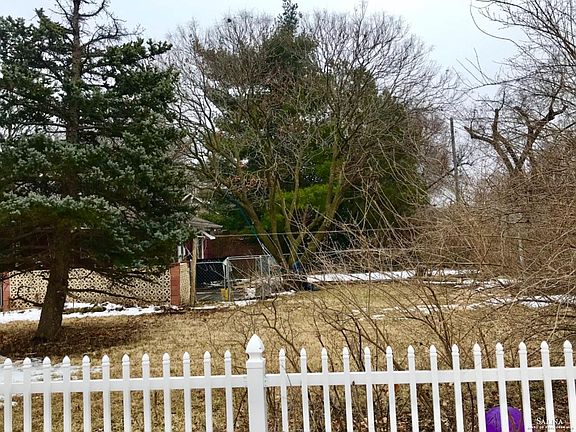 5th image of 916 Roach St