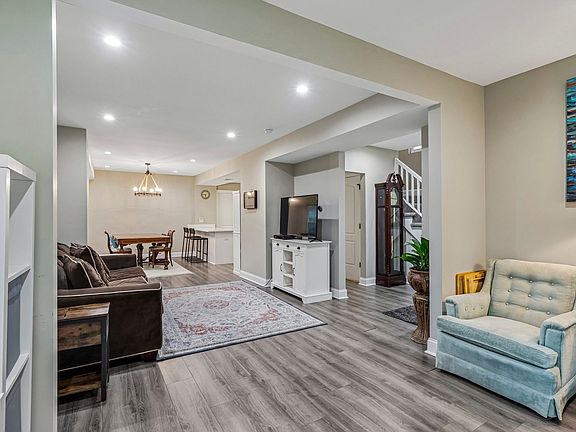 5th image of 743 S Lombard Ave