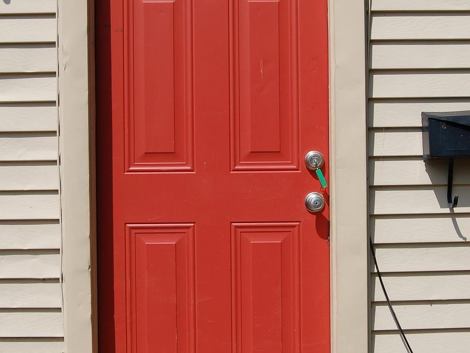 Front door off of Beech St. On street parking usually in front of door. Walking neighborhood