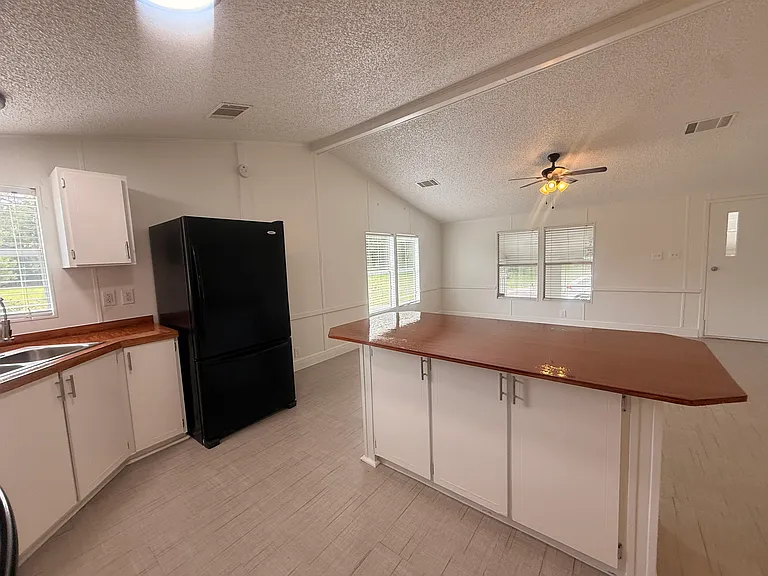 1051 Hawthorn St — Photo 22
