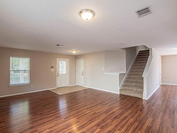 3rd image of 1043 Canterbury Trl