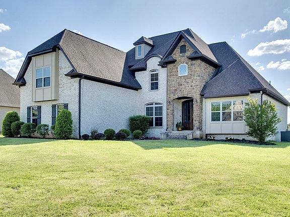 2nd image of 902 Larkspur Ln