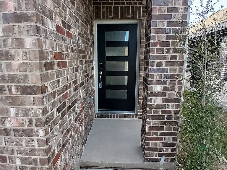 600 Clover Creek Dr — Photo 2