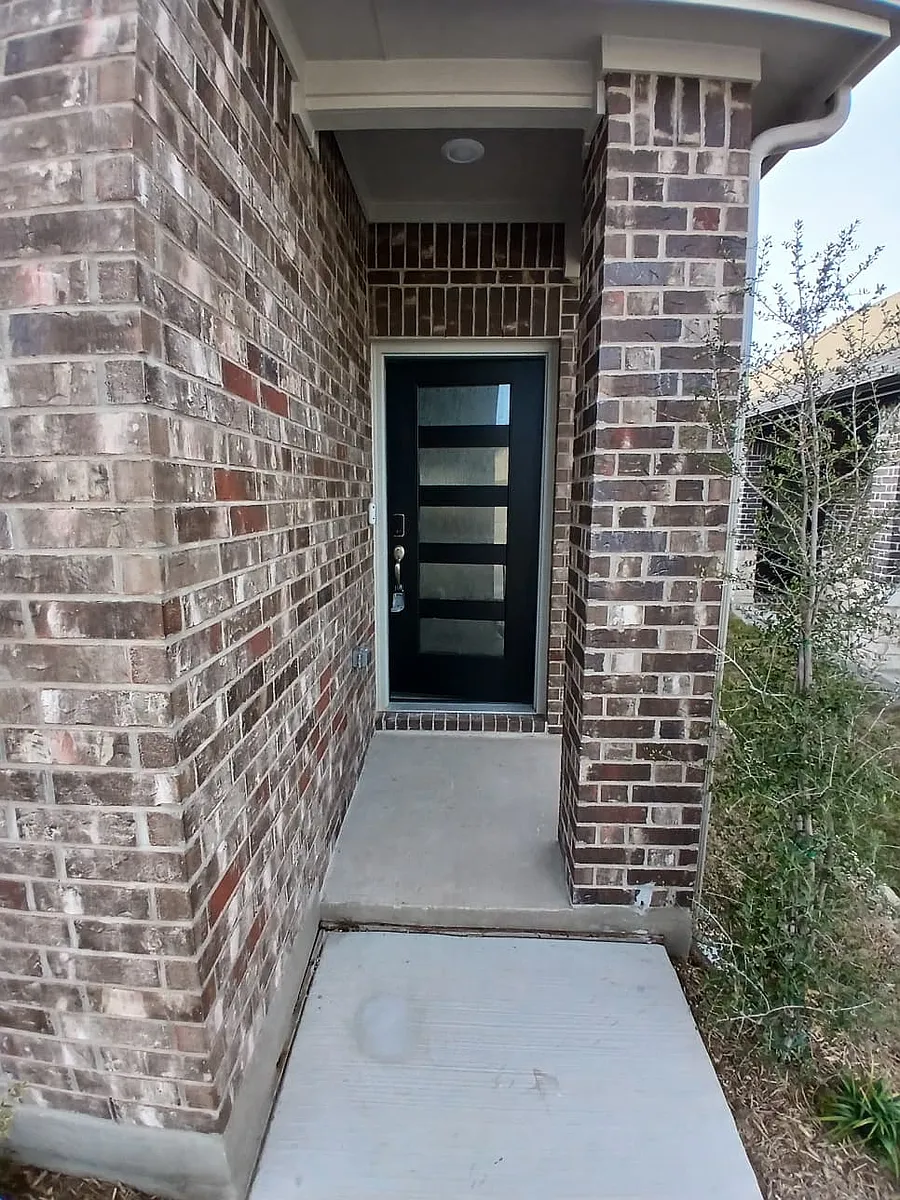 Building Photo - 600 Clover Creek Dr