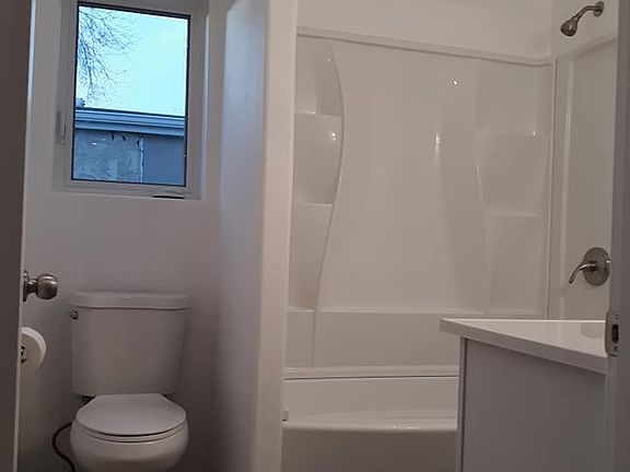 5th image of 805 W Buffalo St