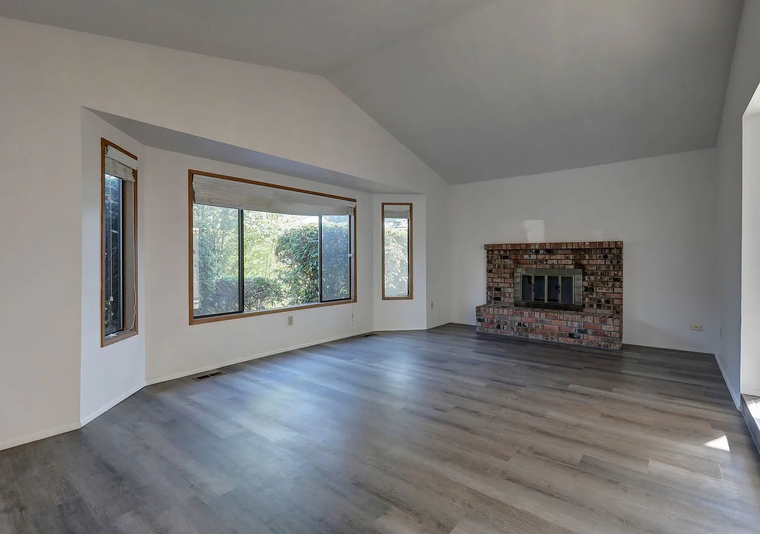 Spacious 3 Bed 2.2 Bath Home in Fantastic Federal Way Location! — Photo 2