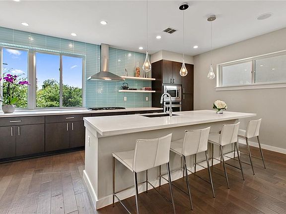 2nd image of 5011 Balcones Dr #1