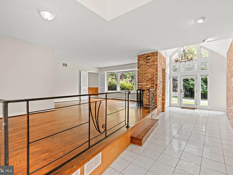 7504 Radnor Rd — Photo 7