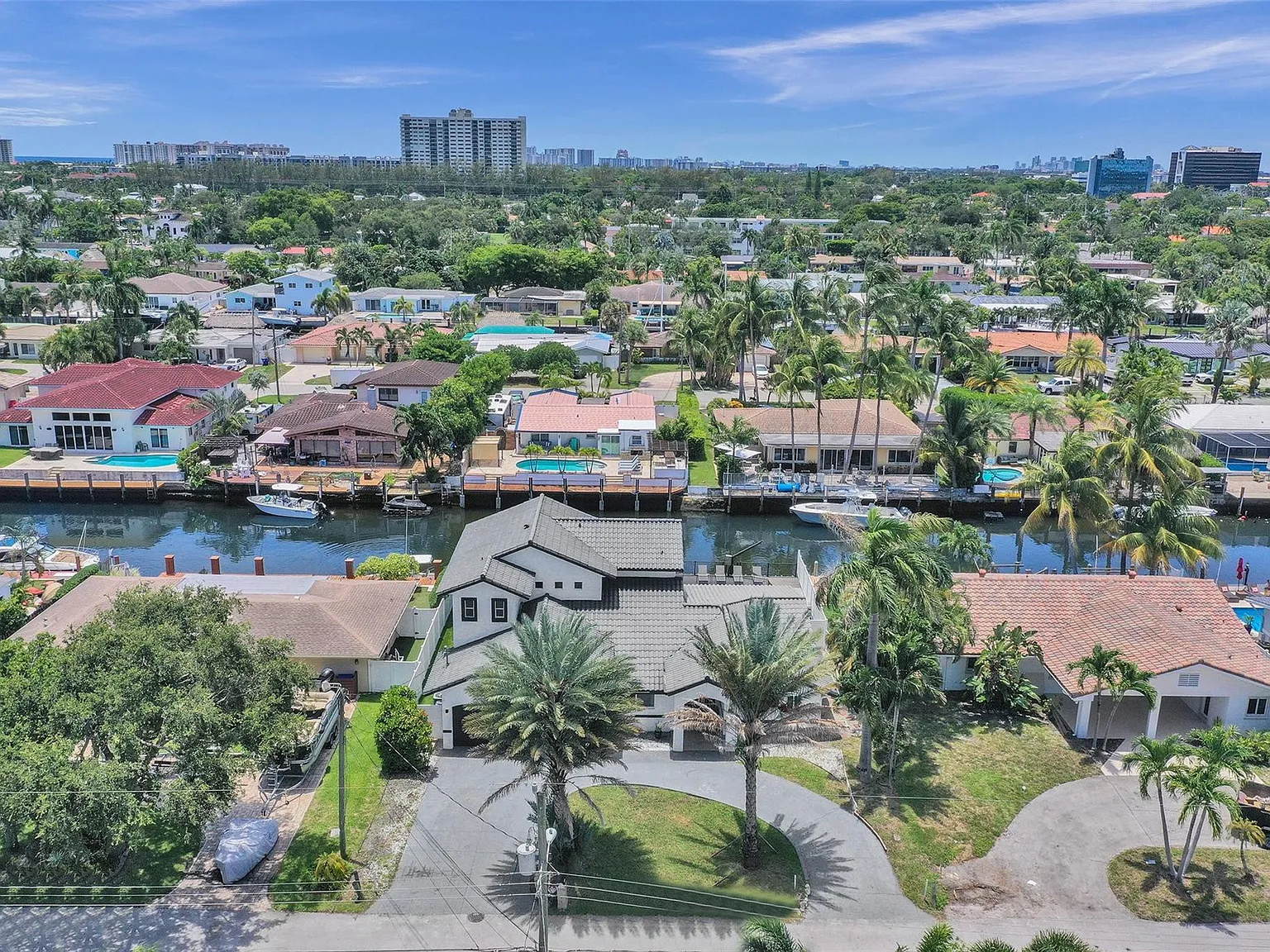 6 bed, 4.0 bath, 3056 sqft, $9,999 — Photo 4