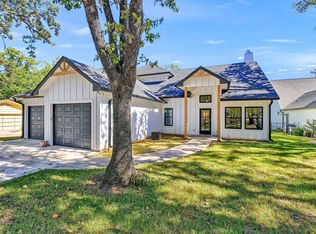 827 Kiowa Dr W, Lake Kiowa, TX 76240