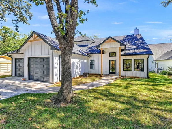 827 Kiowa Dr W, Lake Kiowa, TX 76240