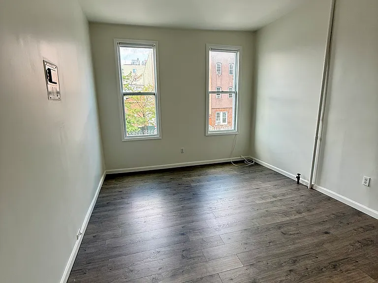 14 Wilson Ave #1R — Photo 2
