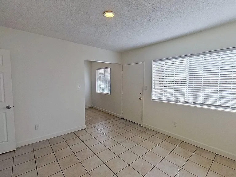 619 E Walnut St — Photo 5