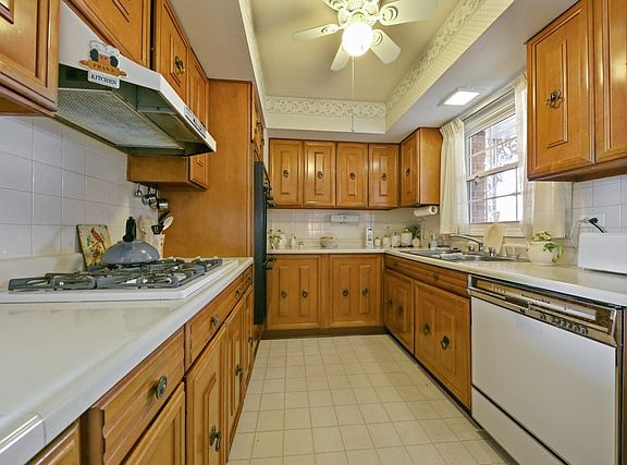 4th image of 22W151 Glen Valley Dr