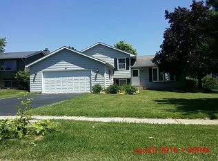 811 N Beck Rd, Lindenhurst, IL 60046