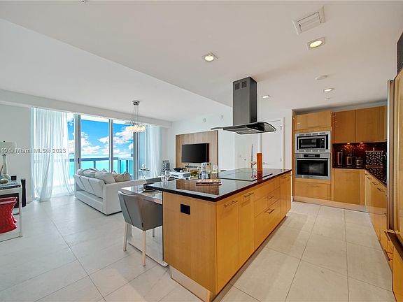 5th image of 6899 Collins Ave Unit 807
