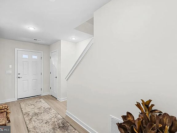 3rd image of 19 Tumblehome Rd