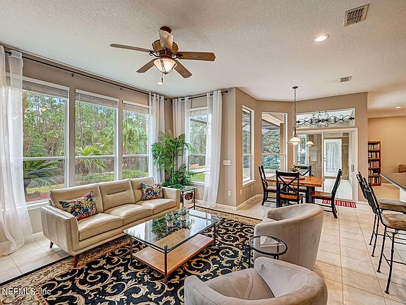 4th image of 349 W SILVERTHORN Lane