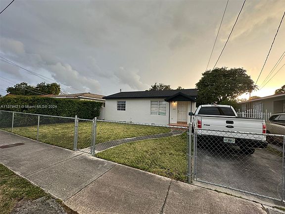 5th image of 240 NW 32nd Pl