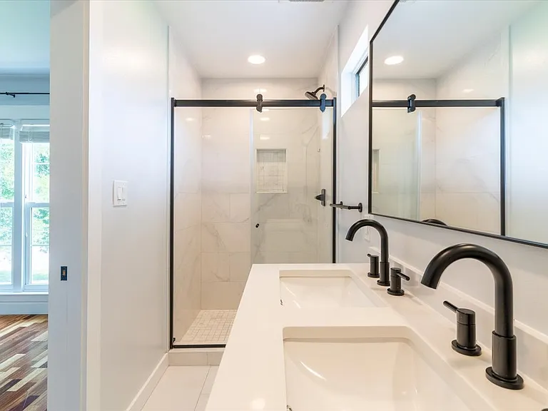 Main Bedroom Bathroom