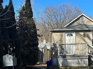 61 Riverside Dr, Oakland, NJ 07436