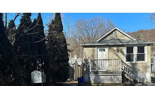 61 Riverside Dr Photo 1