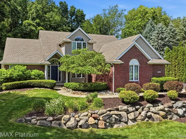 9159 Toddsway Dr, Brighton, MI 48114