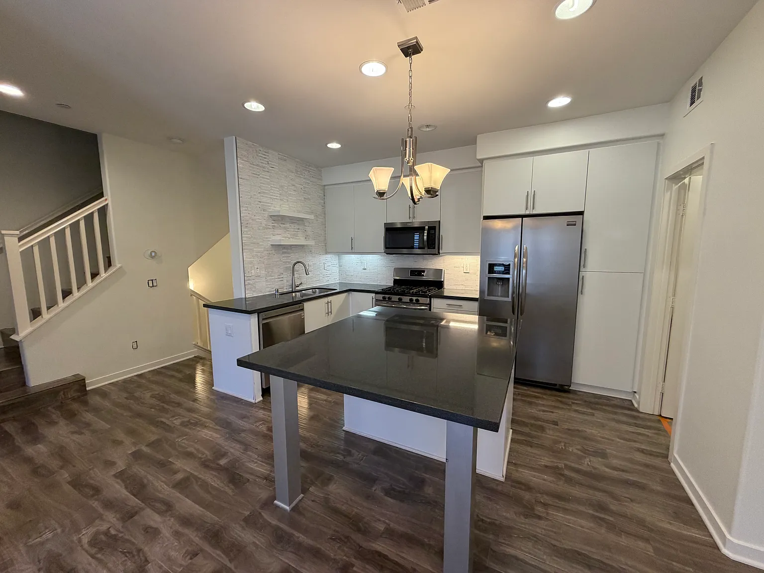 2 bed, 2.5 bath, 1158 sqft, $3,400 — Photo 2