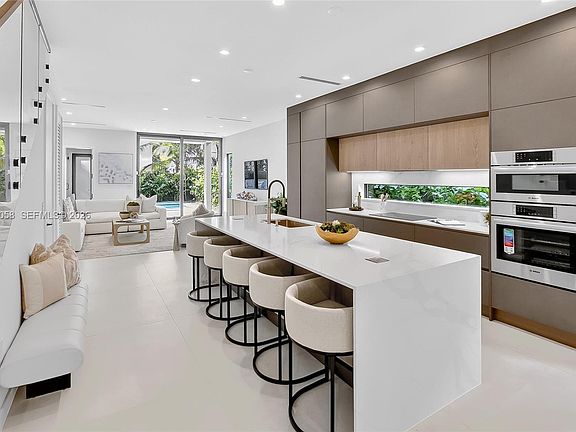 3rd image of 3084 Indiana St