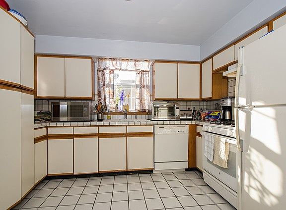 3rd image of 8527 Christiana Ave