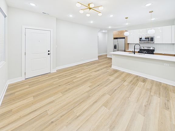 4th image of 6220 S King Dr APT 2