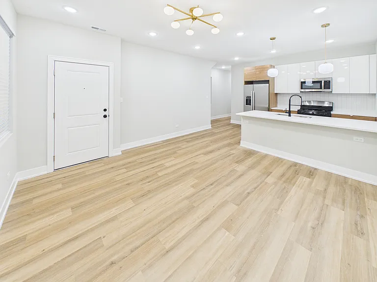 6220 S King Dr #2 — Photo 4