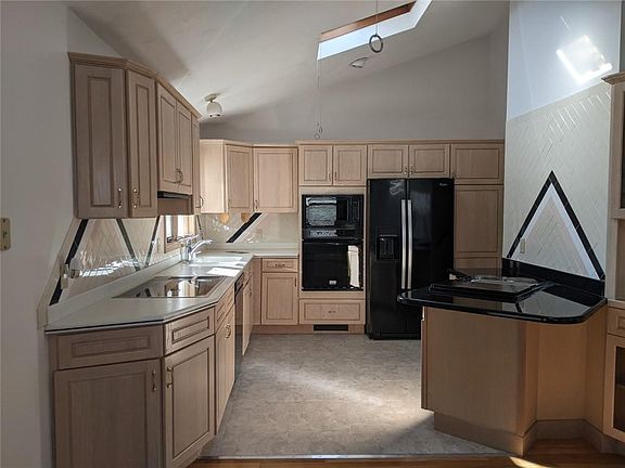 5th image of 10 Sherwood Ln