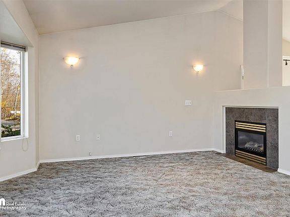 3rd image of 150 E Glen Cir
