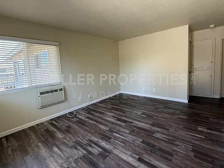 Cedar 4134-4138 — Photo 2