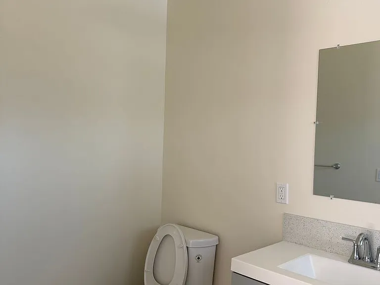 1039 N Liberty Ln — Photo 5