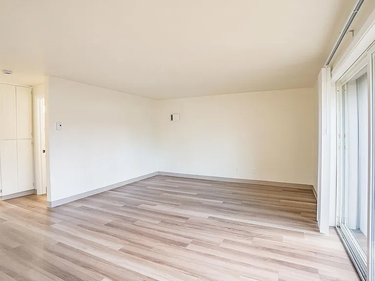 Westwood Apartments ** On-site Laundry Facilities, Off-Street Parking & Private Patio or Balcony — Photo 28