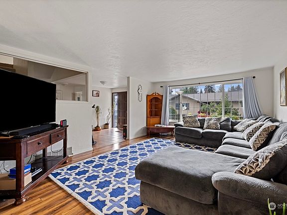 3rd image of 1008 Fairway Dr