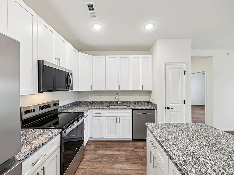 Thornwood Apartments — Photo 34