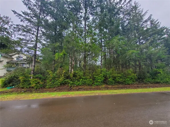 610 Sunset Avenue NE, Ocean Shores, WA 98569