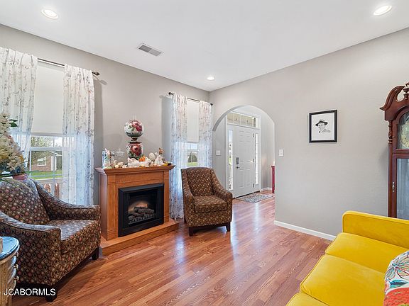4th image of 210 Harwood St