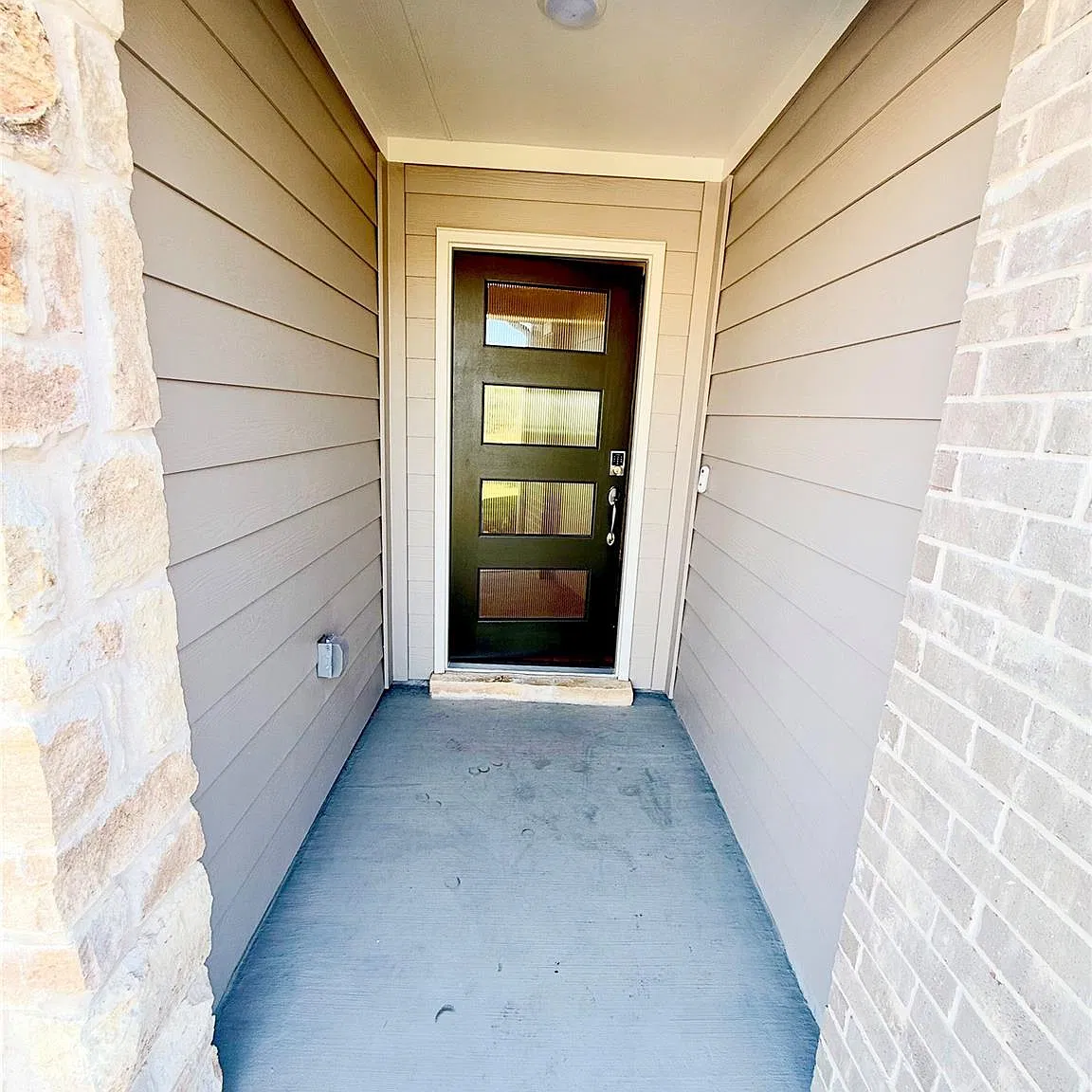 4 bed, 3.0 bath, 2201 sqft, $2,400 — Photo 3